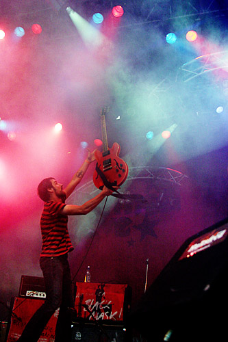 2004-06-19 - The (International) Noise Conspiracy at Hultsfred, Hultsfred